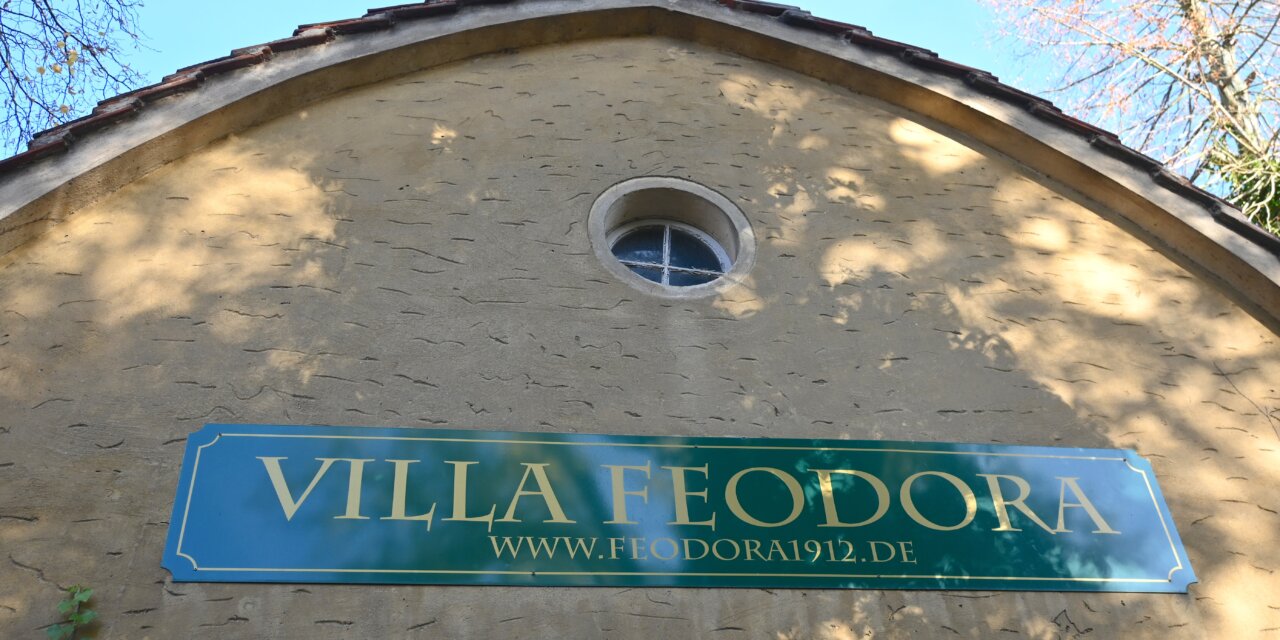 Wie ein Eventmanager die Villa Feodora rettete: Ein Besuch am Schulplatz